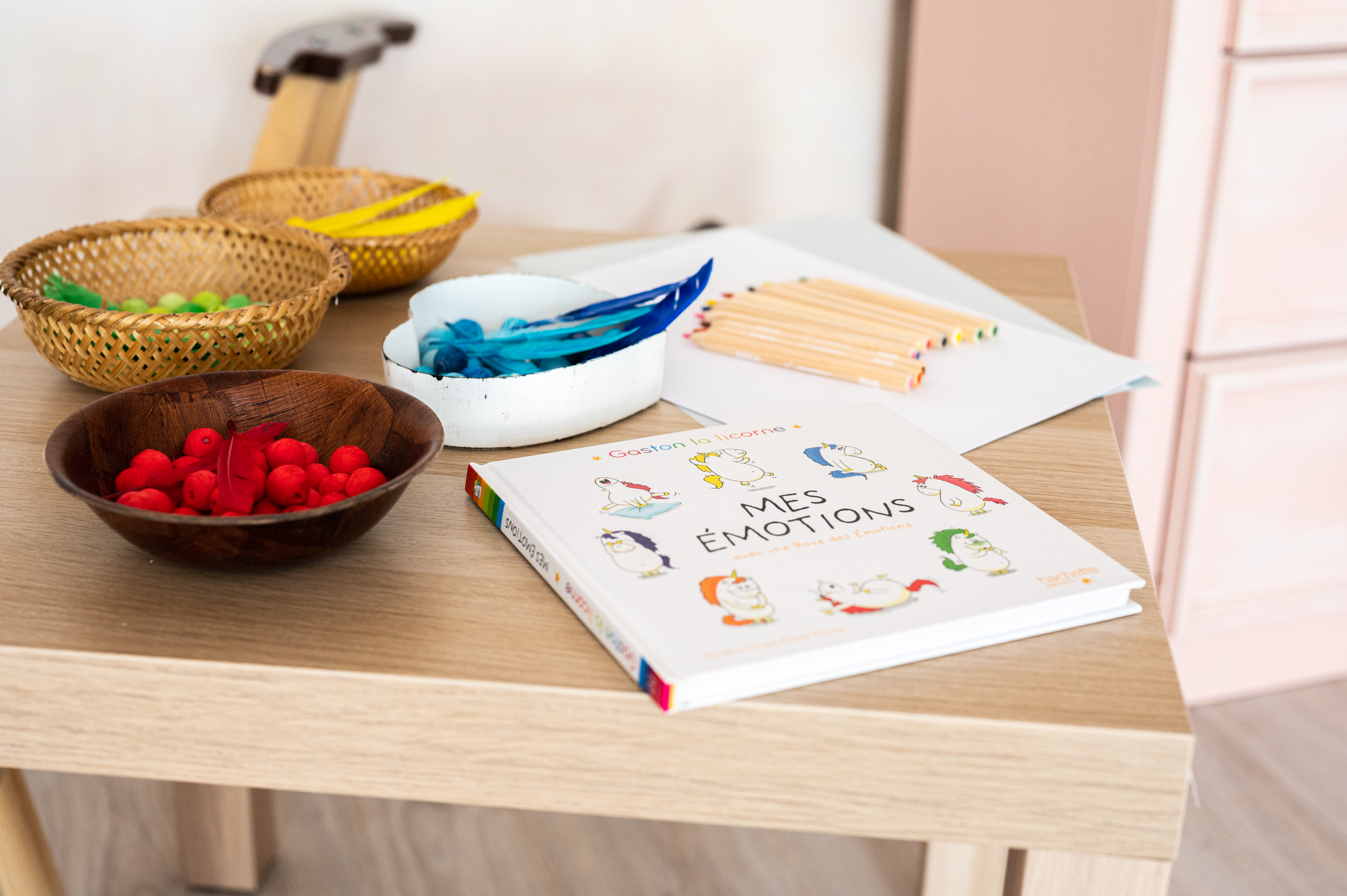 Livres sur les émotions et billes de couleur