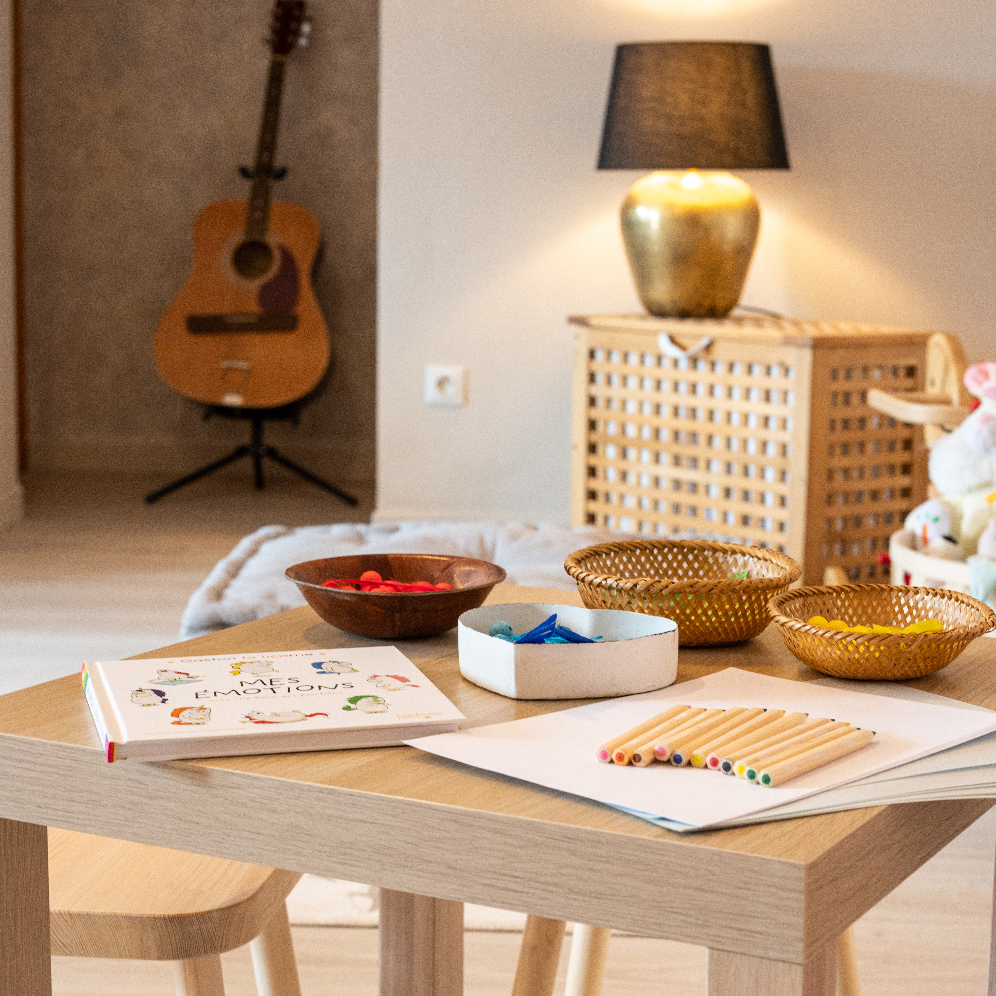 Table pour enfants avec crayons de couleur