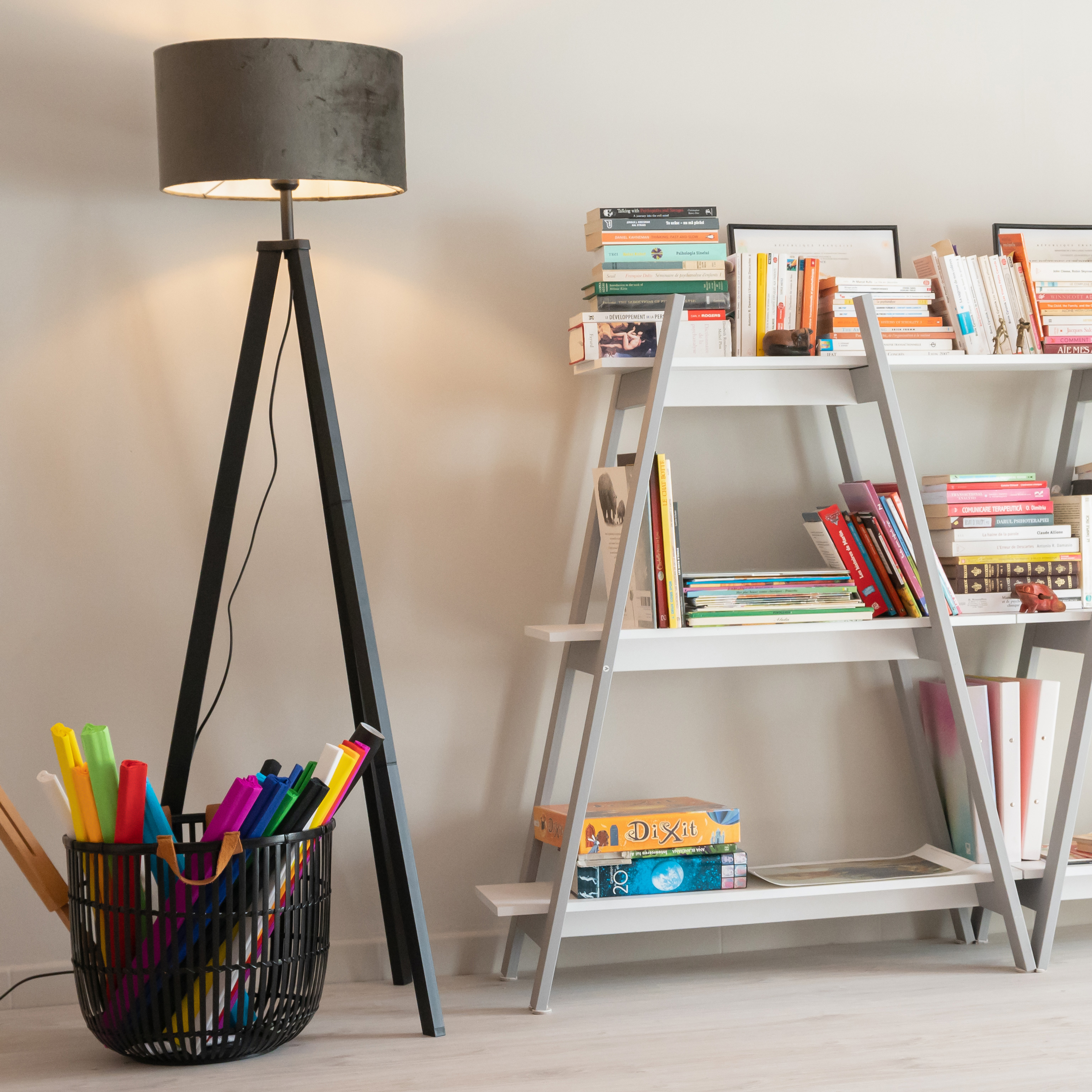 Bibliotheque et lampe